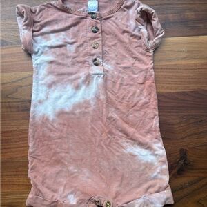 🌸 Lou Lou & Co Shorty Romper – Dusty Pink Tie-Dye, 18–24 Months 💖